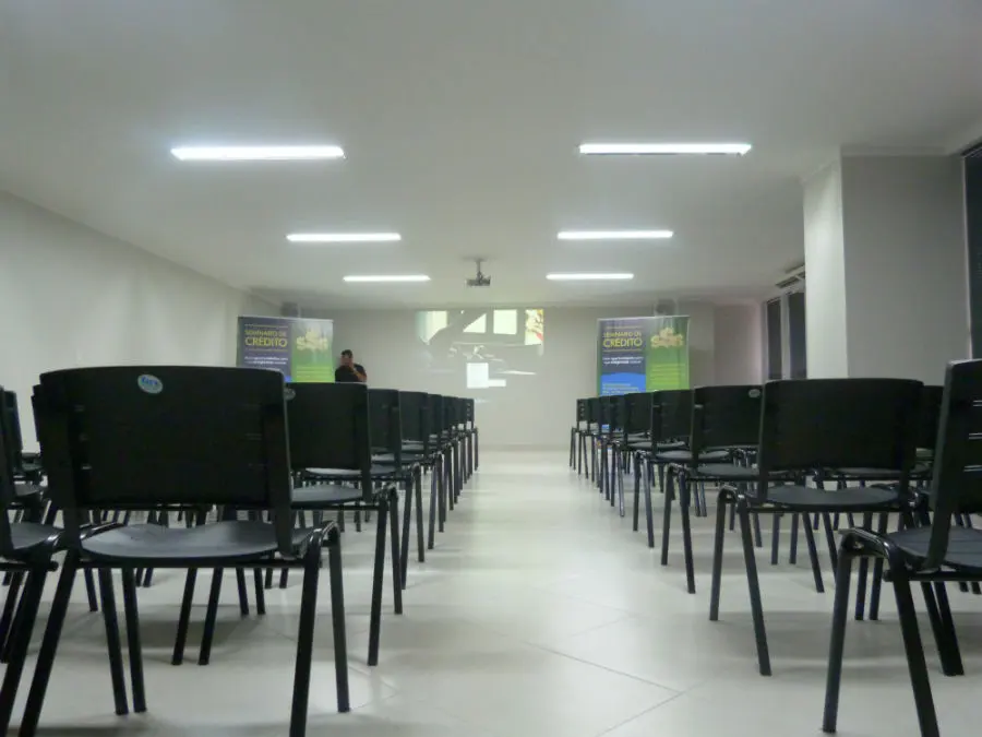 Auditório Beira Rio com cadeiras em fileiras e banners ao fundo