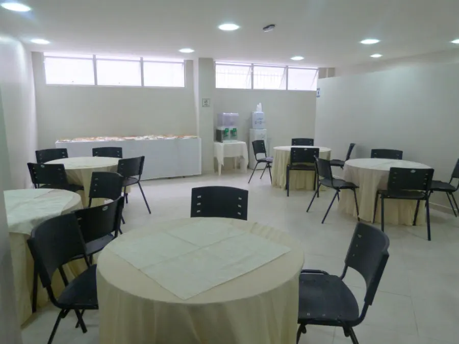 Auditório Por do Sol com mesas redondas e mesa de coffee break