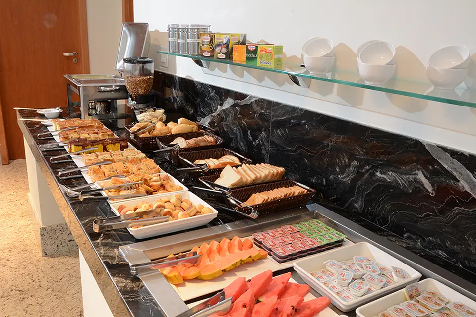 Bufê do café da manhã com pães, bolos e frutas