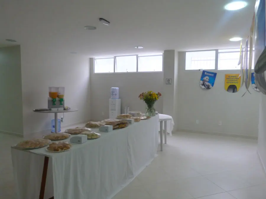 Mesa de coffee break montada no auditório